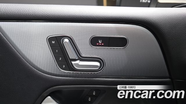 Mercedes-Benz GLB-Class 2021 — photo 18