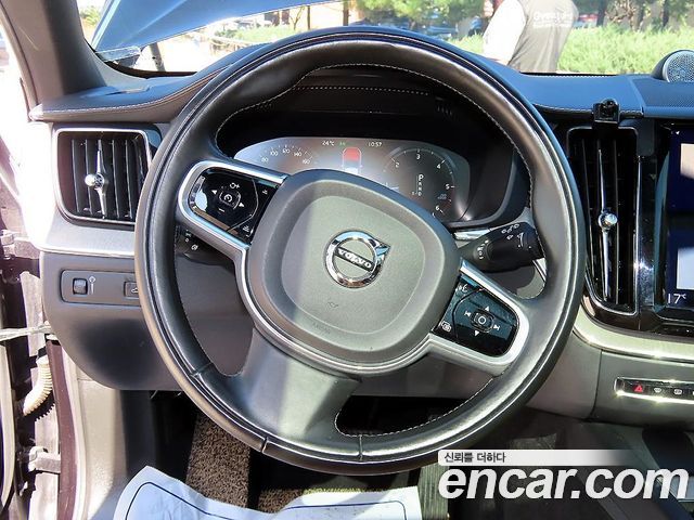 Volvo XC60 2018 — photo 9