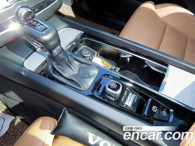 Volvo XC60 2018 — photo 12