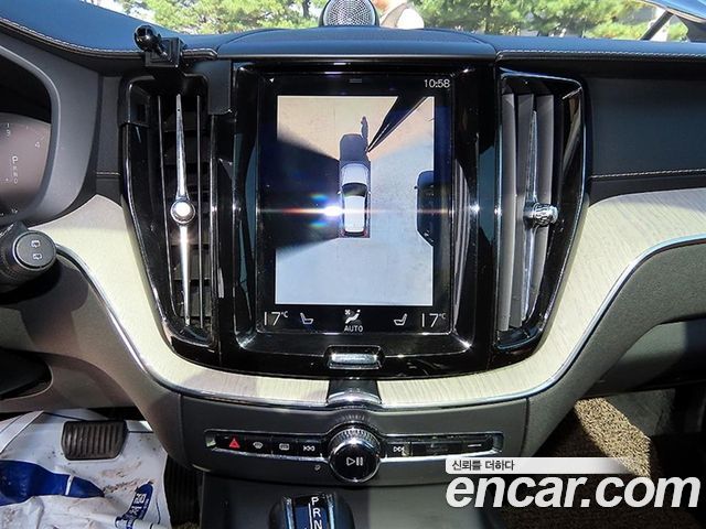 Volvo XC60 2018 — photo 13