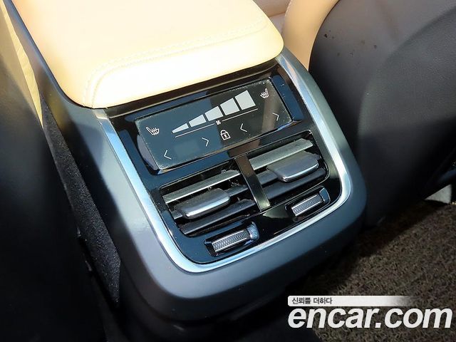 Volvo XC60 2018 — photo 15