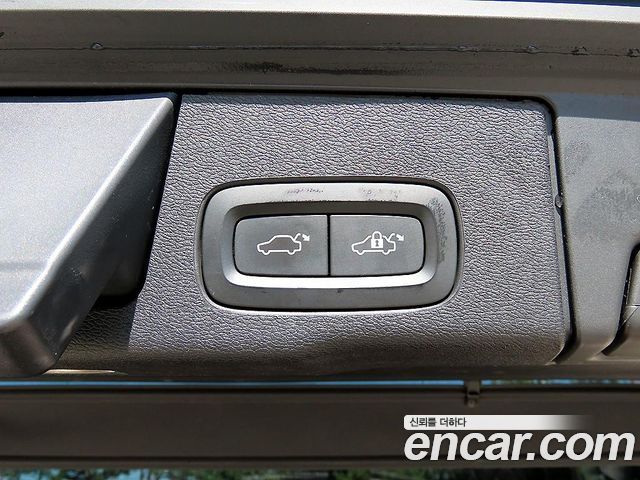 Volvo XC60 2018 — photo 16