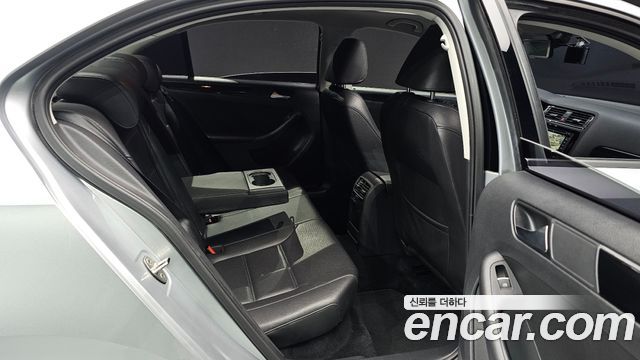 Volkswagen Jetta 2015 — photo 11
