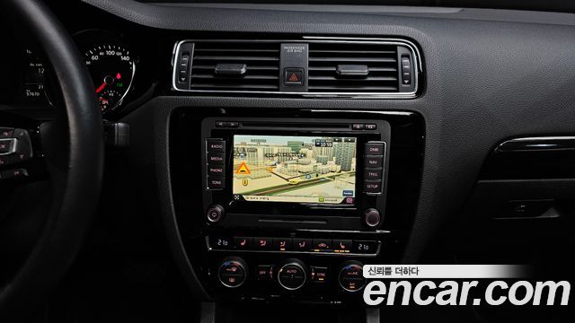 Volkswagen Jetta 2015 — photo 14