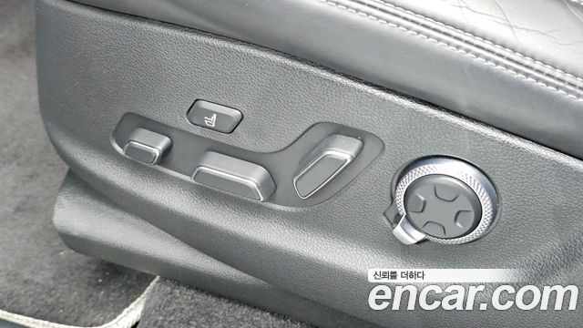 Genesis GV70 2023 — photo 28