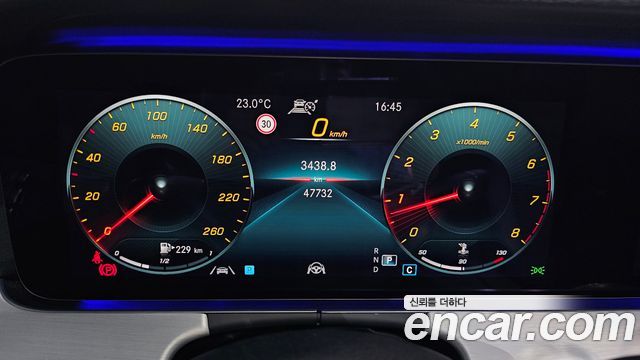 Mercedes-Benz E-Class 2021 — photo 11