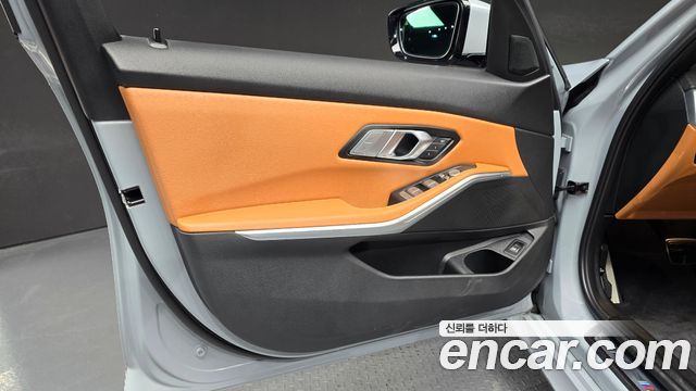 BMW 3-Series 2023 — photo 14