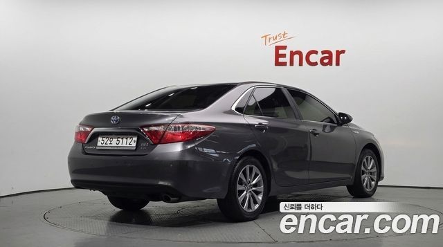 Toyota Camry 2017 — photo 2
