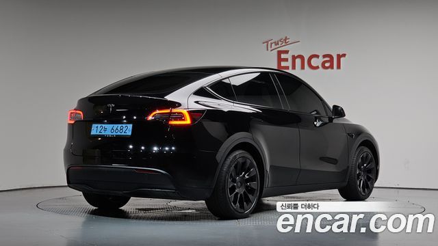 Tesla Model Y 2025 — photo 2