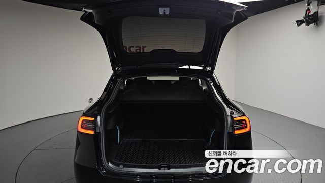 Tesla Model Y 2025 — photo 20