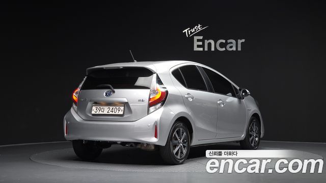 Toyota Prius 2018 — photo 2