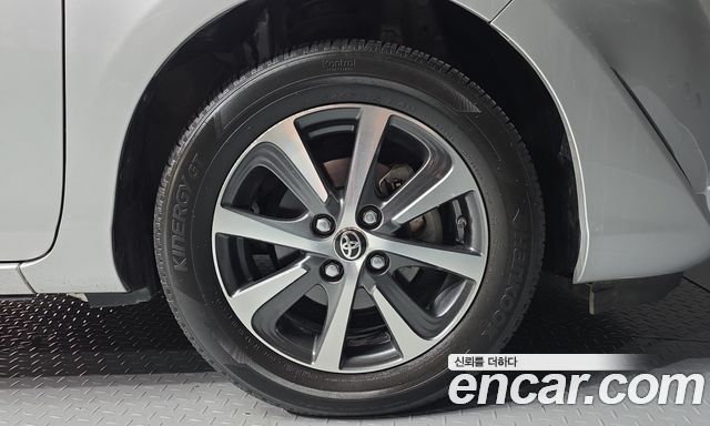 Toyota Prius 2018 — photo 7