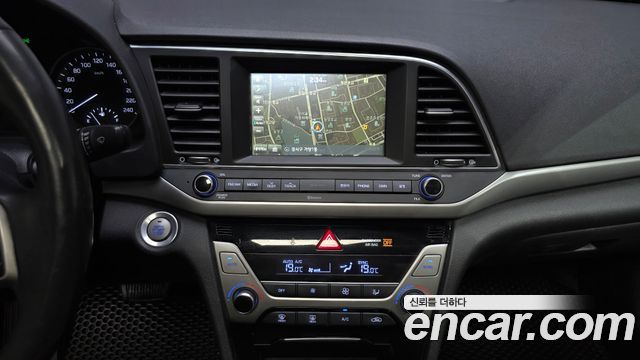 Hyundai AVANTE 2016 — photo 14