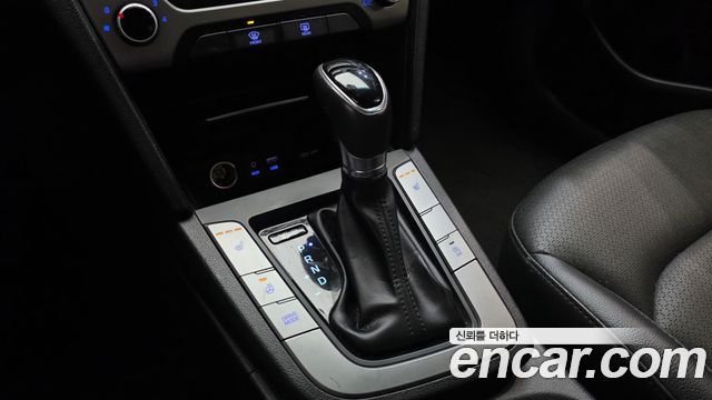Hyundai AVANTE 2016 — photo 12
