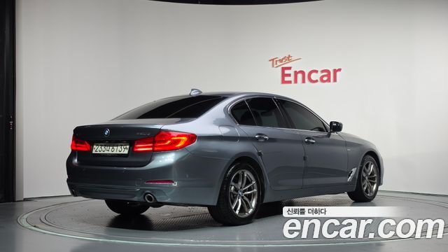 BMW 5-Series 2018 — photo 2