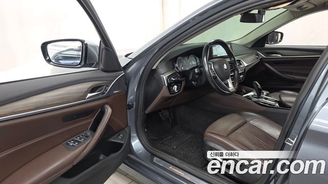 BMW 5-Series 2018 — photo 10