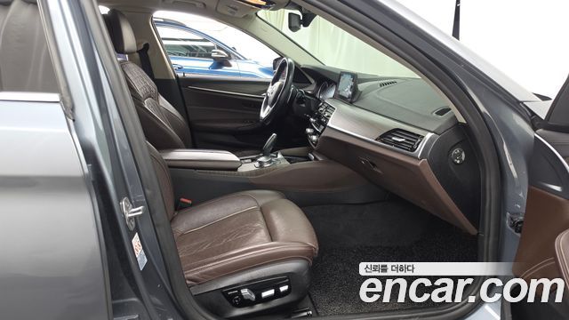 BMW 5-Series 2018 — photo 11