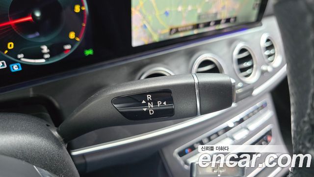 Mercedes-Benz E-Class 2022 — photo 12