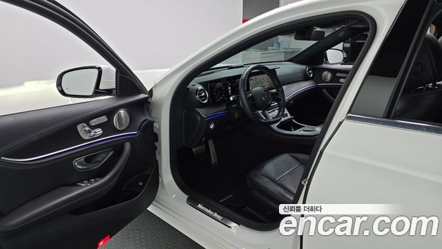 Mercedes-Benz E-Class 2022 — photo 13