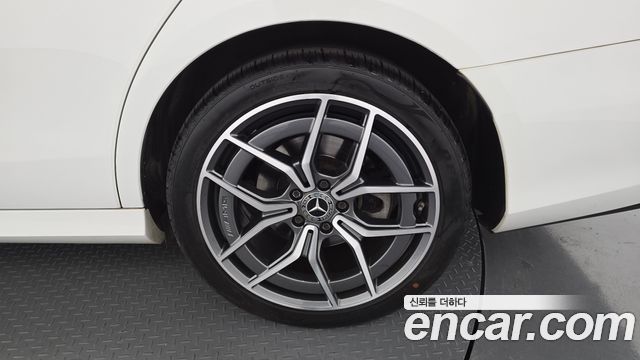 Mercedes-Benz E-Class 2022 — photo 7