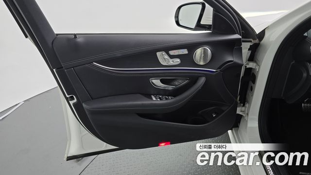 Mercedes-Benz E-Class 2022 — photo 14