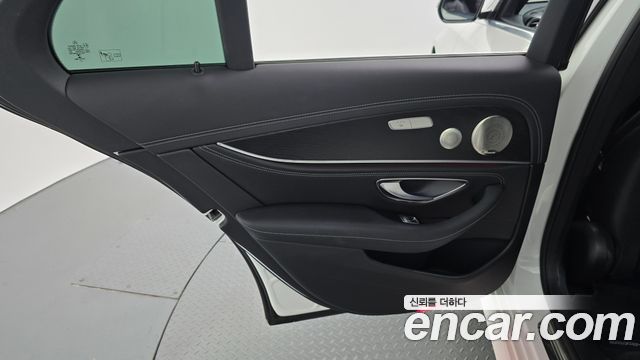Mercedes-Benz E-Class 2022 — photo 15