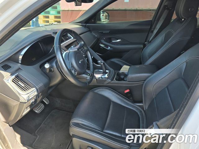 Jaguar E-PACE 2018 — photo 9