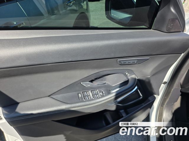 Jaguar E-PACE 2018 — photo 10