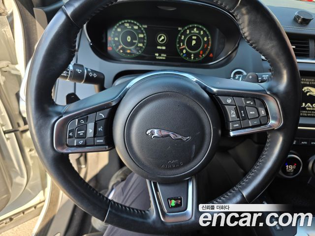 Jaguar E-PACE 2018 — photo 11
