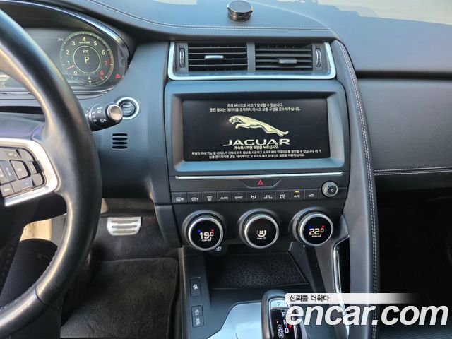 Jaguar E-PACE 2018 — photo 12