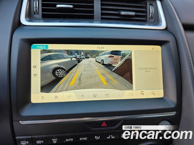 Jaguar E-PACE 2018 — photo 14