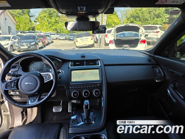 Jaguar E-PACE 2018 — photo 15