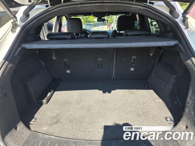 Jaguar E-PACE 2018 — photo 16
