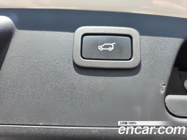 Jaguar E-PACE 2018 — photo 17