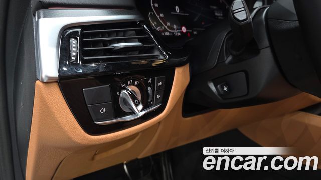 BMW 5-Series 2023 — photo 35