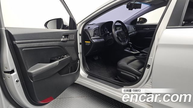 Hyundai AVANTE 2016 — photo 10