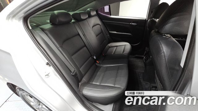 Hyundai AVANTE 2016 — photo 11