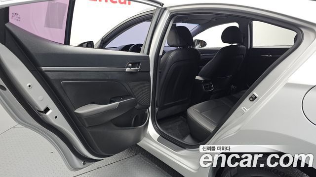 Hyundai AVANTE 2016 — photo 12