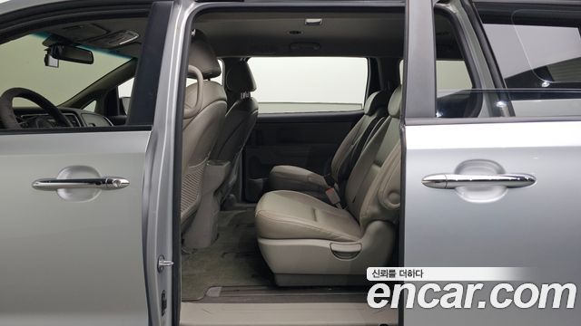 Kia Canival 2015 — photo 11