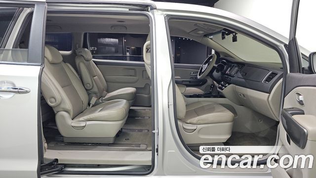 Kia Canival 2015 — photo 12