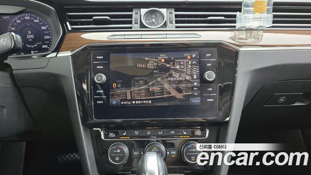 Volkswagen Passat 2018 — photo 12