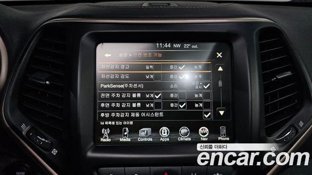 Jeep Cherokee 2016 — photo 17