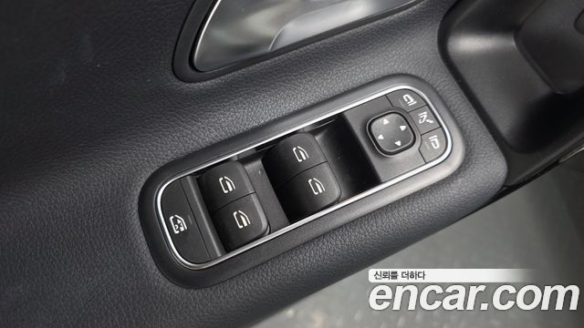 Mercedes-Benz A-Class 2020 — photo 29