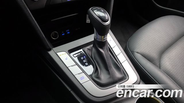 Hyundai AVANTE 2018 — photo 12