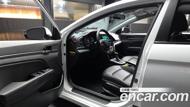 Hyundai AVANTE 2018 — photo 13