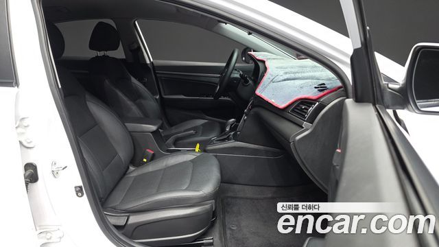 Hyundai AVANTE 2018 — photo 17