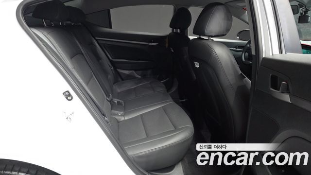 Hyundai AVANTE 2018 — photo 18