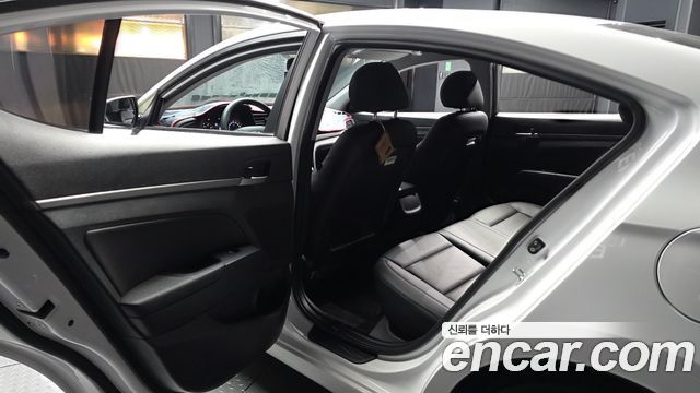 Hyundai AVANTE 2018 — photo 16