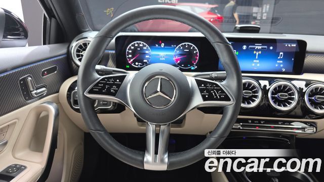 Mercedes-Benz A-Class 2025 — photo 12