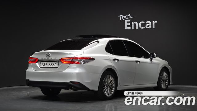 Toyota Camry 2018 — photo 2